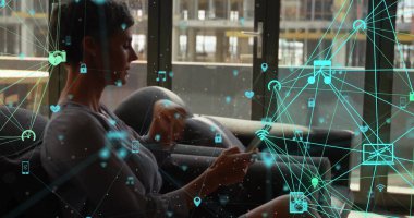 Bağlı ikon küreleri, akıllı telefonda yazan düşünceli beyaz kadın görüntüsü. Dijital bileşim, çoklu pozlama, iletişim, küreselleşme ve teknoloji kavramı.