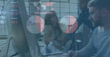 Ofisteki çeşitli iş adamlarıyla ilgili finansal veri işleme resmi. Küresel hesaplama, dijital arayüz ve veri işleme kavramı dijital olarak oluşturuldu.