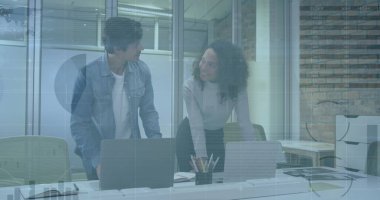 Ofisteki çeşitli iş adamlarıyla ilgili finansal veri işleme resmi. Küresel hesaplama, dijital arayüz ve veri işleme kavramı dijital olarak oluşturuldu.