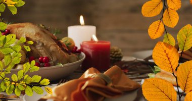 Şükran Günü yemek arkaplanından düşen sonbahar yapraklarının resmi. Şükran Günü, Amerikan geleneği ve dijital olarak üretilen imaj kutlaması.