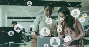 Dizüstü bilgisayardaki raporları analiz eden çeşitli kadın iş arkadaşlarının üzerindeki bağlı simgelerin resmi. Dijital bileşik, çoklu pozlama, iletişim, planlama, takım çalışması ve teknoloji kavramı.