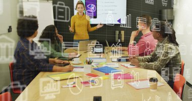 Çeşitli kadınların iş arkadaşlarıyla cep telefonu tasarımı hakkındaki fikirlerini paylaşmaları üzerine birden fazla simge. Dijital bileşik, çoklu pozlama, rapor, iş, bankacılık, takım çalışması ve teknoloji kavramı.