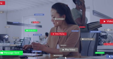 Ofiste grafik tableti kullanan Asyalı kadının birden fazla uyarı çubuğu görüntüsü. Dijital bileşik, çoklu pozlama, iş, büyüme, sosyal medya anımsatıcı ve teknoloji kavramı.