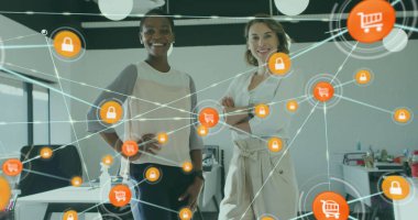 Ofiste duran çeşitli kadın iş arkadaşlarının çizgileriyle bağlantılı simgelerin görüntüsü. Dijital bileşik, çoklu pozlama, koruma, alışveriş, soyut ve iletişim konsepti.