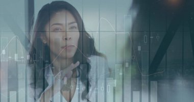 Ofisteki iki ırklı iş kadınının mali veri işleme görüntüsü. Küresel iş, finans, hesaplama ve veri işleme kavramı dijital olarak oluşturulmuş görüntü.