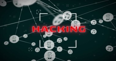 Merkezde beyaz çizgilerle ikonlara bağlanmış kırmızı Hackleme metni parlıyor. Gri ve siyah tonlarında soyut dijital elementlerin yer aldığı kırmızı arkaplan