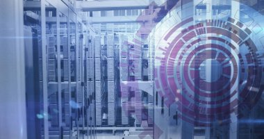 Bilgisayar sunucuları üzerinden veri işleme resmi. Küresel ağlar, hesaplama, dijital arayüz ve veri işleme kavramı dijital olarak oluşturuldu.