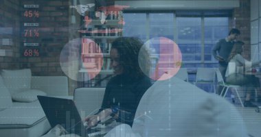 Ofisteki çeşitli iş adamlarıyla ilgili finansal veri işleme resmi. Küresel hesaplama, dijital arayüz ve veri işleme kavramı dijital olarak oluşturuldu.