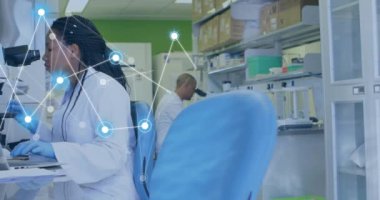 Laboratuvarda çalışan Afrikalı Amerikalı kadın bilim adamı üzerinden bağlantı ağının animasyonu. Küresel bilim, bağlantılar ve dijital arayüz konsepti dijital olarak oluşturulmuş video.