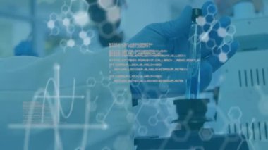 Laboratuvardaki erkek bilim adamı üzerinde bilimsel veri işleme animasyonu. Küresel bilim, bağlantılar, hesaplama ve veri işleme kavramı dijital olarak oluşturulmuş video.