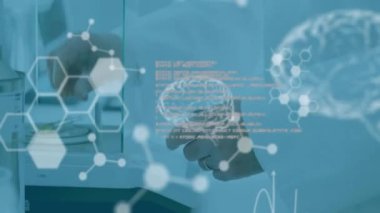 Bilimsel veri işleme ve insan beyninin laboratuvardaki beyaz erkek bilim adamı üzerinde canlandırılması. Küresel bilim, bağlantılar, hesaplama ve veri işleme kavramı dijital olarak oluşturulmuş video.