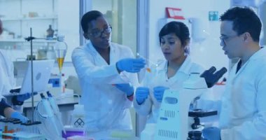 Laboratuvarda çalışan çeşitli bilim adamları üzerindeki bağlantı ağının animasyonu. Küresel bilim, bağlantılar ve dijital arayüz konsepti dijital olarak oluşturulmuş video.