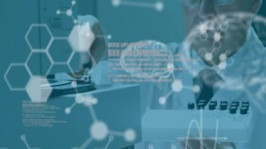 Bilimsel veri işleme ve insan beyninin laboratuvardaki beyaz erkek bilim adamı üzerinde canlandırılması. Küresel bilim, bağlantılar, hesaplama ve veri işleme kavramı dijital olarak oluşturulmuş video.