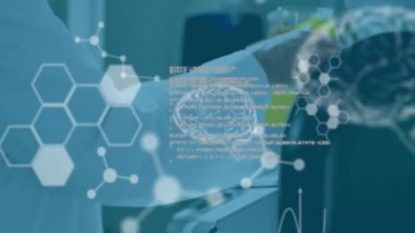 Bilimsel veri işleme ve insan beyninin laboratuvardaki beyaz erkek bilim adamı üzerinde canlandırılması. Küresel bilim, bağlantılar, hesaplama ve veri işleme kavramı dijital olarak oluşturulmuş video.