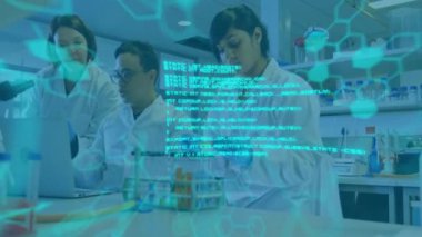Laboratuvardaki çeşitli bilim adamları üzerinde bilimsel veri işleme animasyonu. Küresel bilim, bağlantılar, hesaplama ve veri işleme kavramı dijital olarak oluşturulmuş video.