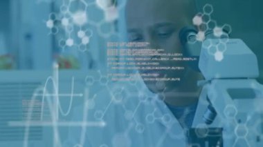 Laboratuvardaki çift ırklı erkek bilim adamı üzerinde kimyasal formülün ve veri işlemenin animasyonu. Küresel bilim, tıp ve dijital arayüz kavramı dijital olarak üretilen video.