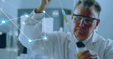 Laboratuvarda çalışan beyaz erkek bilim adamı üzerinden bağlantı ağının animasyonu. Küresel bilim, bağlantılar ve dijital arayüz konsepti dijital olarak oluşturulmuş video.