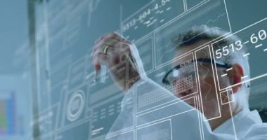 Laboratuvarda çalışan beyaz erkek bilim adamının veri işleme animasyonu. Küresel bilim, bilgisayar ve dijital arayüz kavramı dijital olarak oluşturulmuş video.