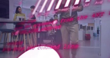 Ofiste çalışan çeşitli meslektaşların finansal veri işleme animasyonları. Küresel iş, finans, bilgisayar ve dijital arayüz kavramı dijital olarak oluşturulmuş video.