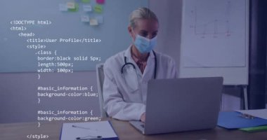 Kafkas kadın doktorların dizüstü bilgisayar kullanarak veri işleme animasyonu. Küresel tıp, finans, bilgisayar ve dijital arayüz kavramı dijital olarak oluşturulmuş video.