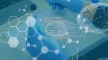 Bilimsel veri işleme animasyonu, insan beyni beyaz kadın bilim adamı yerine laboratuvarda. Küresel bilim, bağlantılar, hesaplama ve veri işleme kavramı dijital olarak oluşturulmuş video.