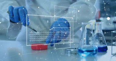 Laboratuvarda çalışan çeşitli bilim adamları üzerinde bağlantı ve veri işleme ağının animasyonu. Küresel bilim, bağlantılar ve dijital arayüz konsepti dijital olarak oluşturulmuş video.
