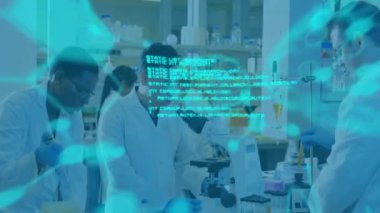 Laboratuvardaki çeşitli bilim adamları üzerinde bilimsel veri işleme animasyonu. Küresel bilim, bağlantılar, hesaplama ve veri işleme kavramı dijital olarak oluşturulmuş video.