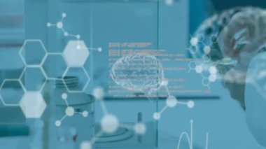 Bilimsel veri işleme ve insan beyninin laboratuvardaki beyaz erkek bilim adamı üzerinde canlandırılması. Küresel bilim, bağlantılar, hesaplama ve veri işleme kavramı dijital olarak oluşturulmuş video.