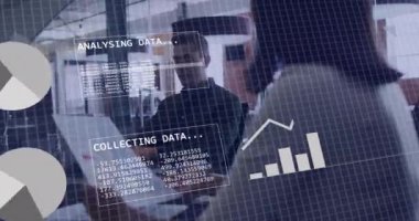 Ofiste çalışan çeşitli meslektaşların finansal veri işleme animasyonları. Küresel iş, finans, bilgisayar ve dijital arayüz kavramı dijital olarak oluşturulmuş video.