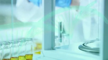 DNA iplikçiklerinin ve kimyasal formülün deney yapan beyaz erkek bilim adamı üzerindeki animasyonu. Teknoloji, bilim ve dijital arayüz kavramı dijital olarak oluşturulmuş video.