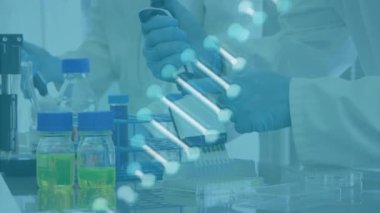 Laboratuvarda çalışan çeşitli kadın bilim adamlarının DNA dizilerinin animasyonu. Küresel bilim, tıp ve dijital arayüz kavramı dijital olarak üretilen video.