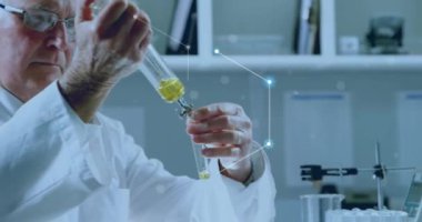 Laboratuvarda çalışan beyaz erkek bilim adamı üzerinden bağlantı ağının animasyonu. Küresel bilim, bağlantılar ve dijital arayüz konsepti dijital olarak oluşturulmuş video.