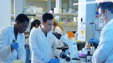 DNA iplikçiklerinin ve kimyasal formüllerin değişik bilim adamlarının deney yapmaları üzerine animasyonu. Teknoloji, bilim ve dijital arayüz kavramı dijital olarak oluşturulmuş video.