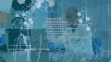 Laboratuvarda çalışan çift ırklı erkek bilim adamı üzerinde kimyasal formülün ve veri işlemenin animasyonu. Küresel bilim, tıp ve dijital arayüz kavramı dijital olarak üretilen video.
