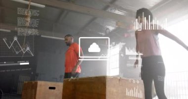 Spor salonundaki çeşitli sporcuların kutulara atlaması üzerine veri işleme ve diyagramların animasyonu. Teknoloji, spor ve dijital arayüz kavramı dijital olarak oluşturulmuş video.