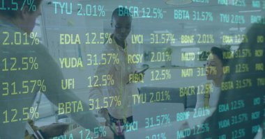 İş adamları üzerinden finansal veri işleme görüntüsü. Küresel iş, finans, veri işleme ve hesaplama kavramı dijital olarak oluşturulmuş görüntü.