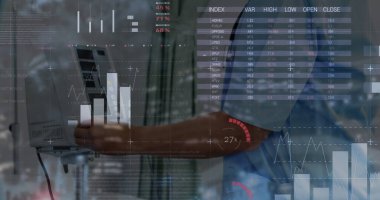 Sağlık çalışanının orta bölümündeki veri işleme görüntüsü hastanın tansiyonunu ölçüyor. Tıbbi sağlık ve teknoloji konsepti