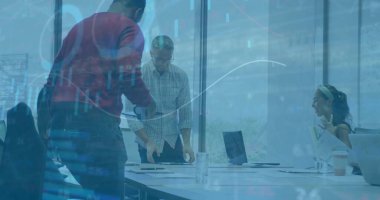 Muhtelif meslektaşların ofiste toplanmasıyla ilgili finansal veri işleme resmi. İş, finans, takım çalışması ve dijital görüntü arayüzü kavramı.