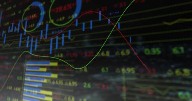 Karanlık arka planda finansal veri işleme resmi. Küresel finans, iş, bağlantılar, hesaplama ve veri işleme kavramı dijital olarak oluşturuldu.