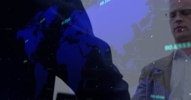 İş adamlarının el sıkışması üzerine finansal veri işleme resmi. küresel bağlantılar, iş dünyası, dijital arayüz, teknoloji ve ağ konsepti dijital olarak oluşturulmuş görüntü.