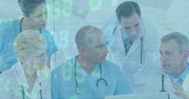 Kafkasyalı doktorların iş arkadaşlarına açıkladığı borsa verileri ve grafiklerin görüntüsü. Dijital bileşik, çoklu maruz kalma, yatırım, rapor, ekip çalışması, sağlık, hastane.