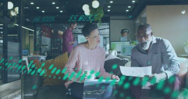 Ofisteki çeşitli iş adamlarının veri işleme görüntüsü. Küresel iş ve dijital arayüz kavramı, dijital olarak oluşturulmuş görüntü.