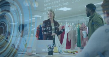 Kafkasyalı kadın moda tasarımcısının elinde bir tişört tutarak veri işleme görüntüsü. Bilgisayar arayüzü ve iş teknolojisi kavramı