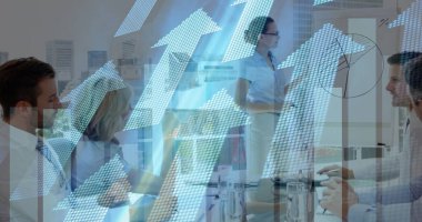 Mali veri işleme ve ofisteki çeşitli iş adamlarının üzerindeki oklar. Küresel iş, finans, bilgisayar ve veri işleme kavramı dijital olarak oluşturulmuş görüntü.