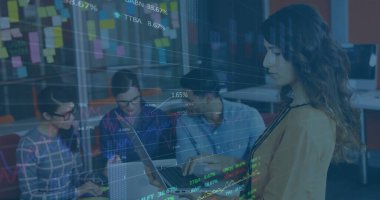 Ofiste çalışan çeşitli meslektaşların finansal veri işleme görüntüsü. Küresel iş, finans, hesaplama ve dijital arayüz kavramı dijital olarak oluşturuldu.