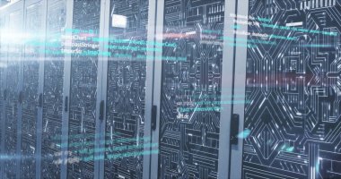 Veri merkezindeki sunucu rafları üzerinden kod resmi programlanıyor. Teknoloji, kodlama, sunucular, ağ, altyapı, bilişim