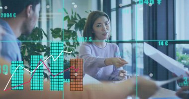 Ofisteki çeşitli iş adamlarının veri işleme görüntüsü. Küresel iş ve dijital arayüz kavramı, dijital olarak oluşturulmuş görüntü.