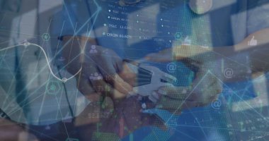 Teslimatçı yükleme bağlantıları üzerinden finansal veri işleme resmi. Global, dijital arayüz ve teknoloji konseptini dijital olarak oluşturulan imajı finanse eder.