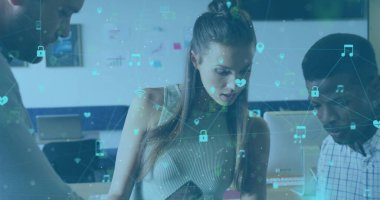 Ofiste toplanan farklı iş adamlarının ikonlarıyla olan bağlantı ağının görüntüsü. Küresel iş, çevrimiçi güvenlik ve dijital arayüz kavramı dijital olarak oluşturulmuş görüntü.