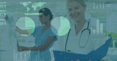 Kafkas kıdemli kadın doktorun elinde hastanede gülümseyen raporların olduğu veri işleme görüntüsü. Tıbbi sağlık ve iş verileri teknolojisi kavramı